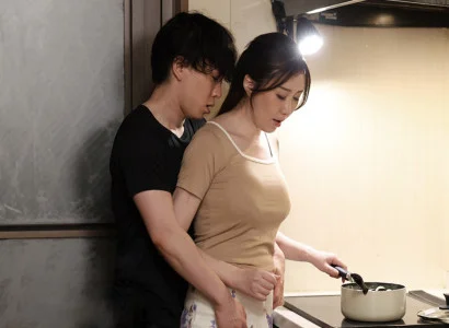 Mẹ kế tận hưởng cùng con chồng