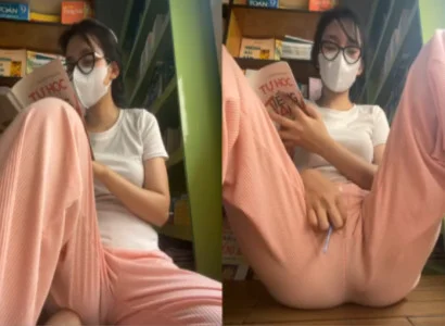 Em út vừa đọc sách vừa nhét sextoy vào lồn và đọc tiếp