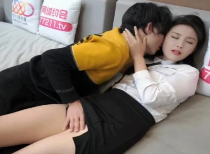 Cô gái làm thư ký bí mật chiều ông sếp vì tiền